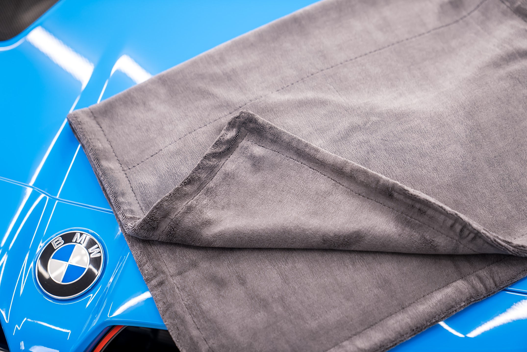 Nano Weave — рушник на синьому BMW